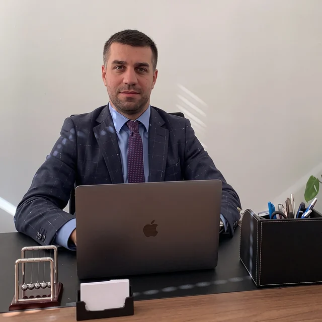 L'Avv. Andrea Peccenini alla sua scrivania